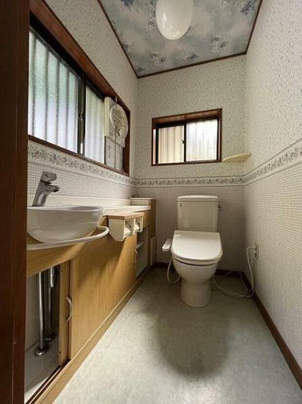 【トイレ】清潔感のあるホワイトのトイレ　引き戸で間口が広く介助しやすい