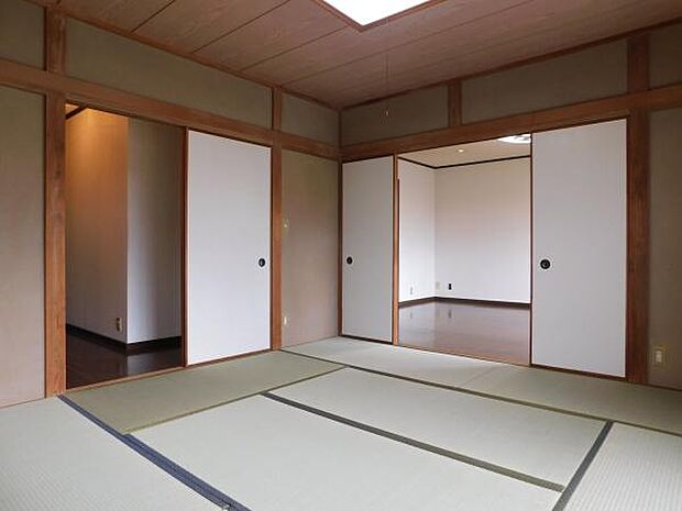 【和室】和室は小さなお子様の遊び場やお昼寝スペースなどに！間仕切りを閉めると個室としても活用できます。