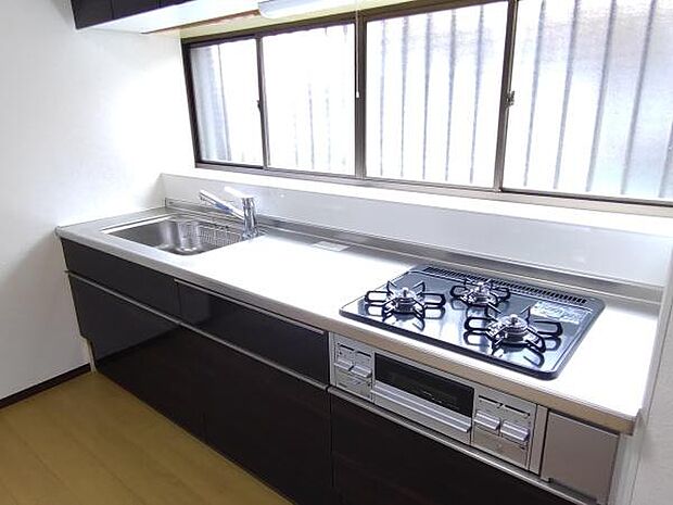 【キッチン】デザイン性と機能性を兼ね備えたキッチンです。リビングスペースと別けることでにおいや汚れも分離できます。