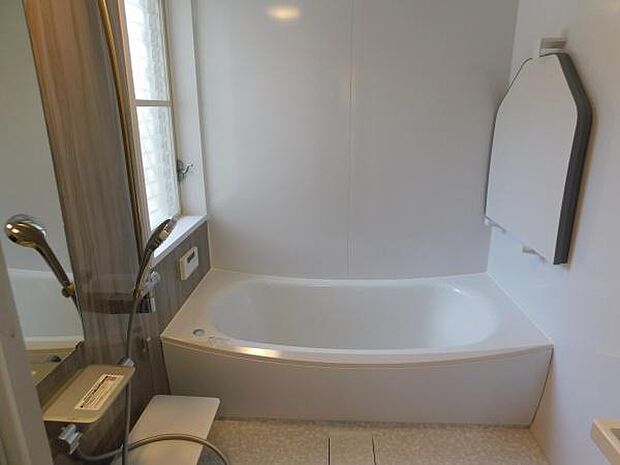 【浴室】リフォーム済みで清潔！さらに浴室に窓があることで、日光を取り入れることができ、風通しにより清潔に保てます。