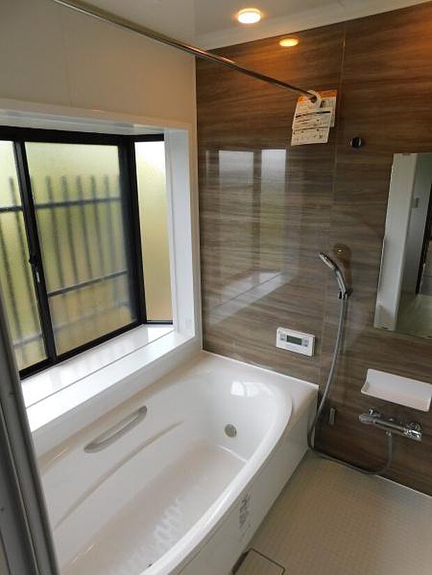 【浴室】リフォーム済みで清潔！さらに浴室に窓があることで、日光を取り入れることができ、風通しにより清潔に保てます。