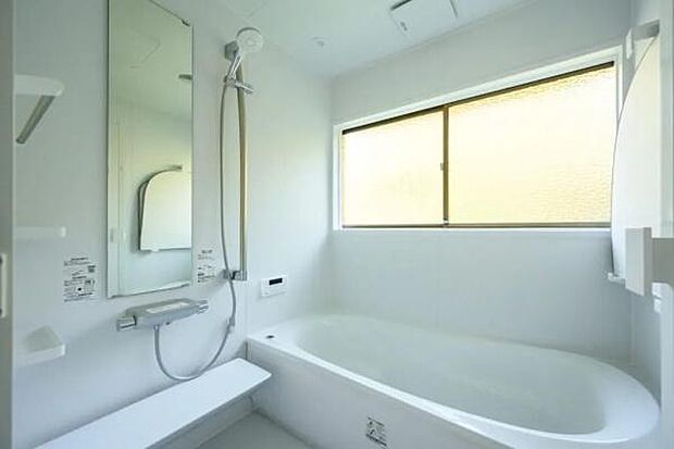 【浴室】浴室に窓があることで、日光を取り入れることができ、風通しにより清潔に保つ役割もあります。