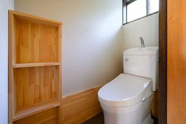 【トイレ】快適・清潔に保てるシャワートイレ。窓付きなので換気もしやすく、明るい空間です。