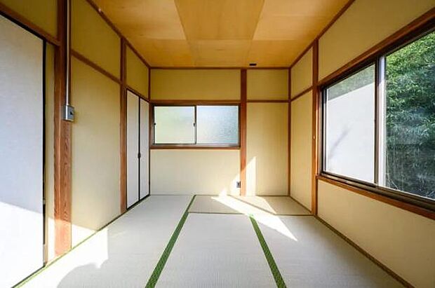 【和室】窓からたっぷりと陽光が注がれる、明るく快適なプライベート空間