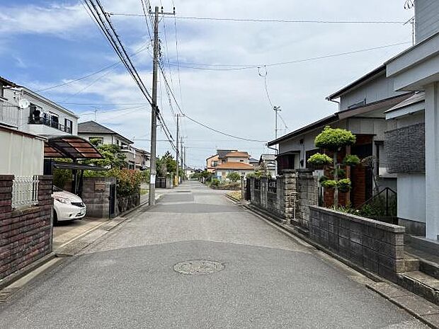 道幅もあり閑静な住宅街