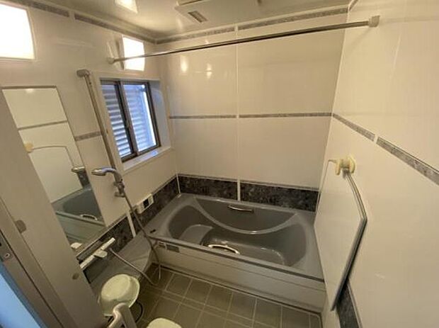 【浴室】浴室に窓があることで、日光を取り入れることができ、風通しにより清潔に保つ役割もあります。