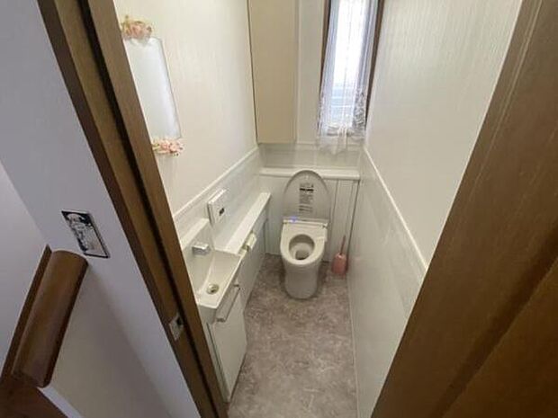 【トイレ】ウォシュレット付きトイレ　ニッチ収納があり、使いやすい
