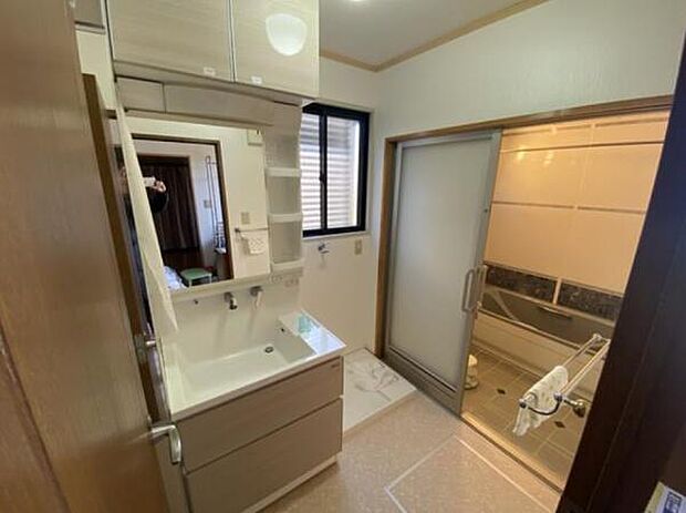 【洗面室】ゆったりとした広さと落ち着いた雰囲気のパウダールーム