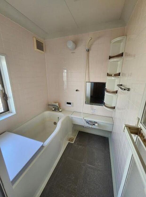 【浴室】窓のあるバスルームは明るく気持ちの良い空間です。
