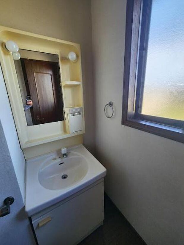 【洗面室】シンプルな洗面化粧台、窓があり明るい