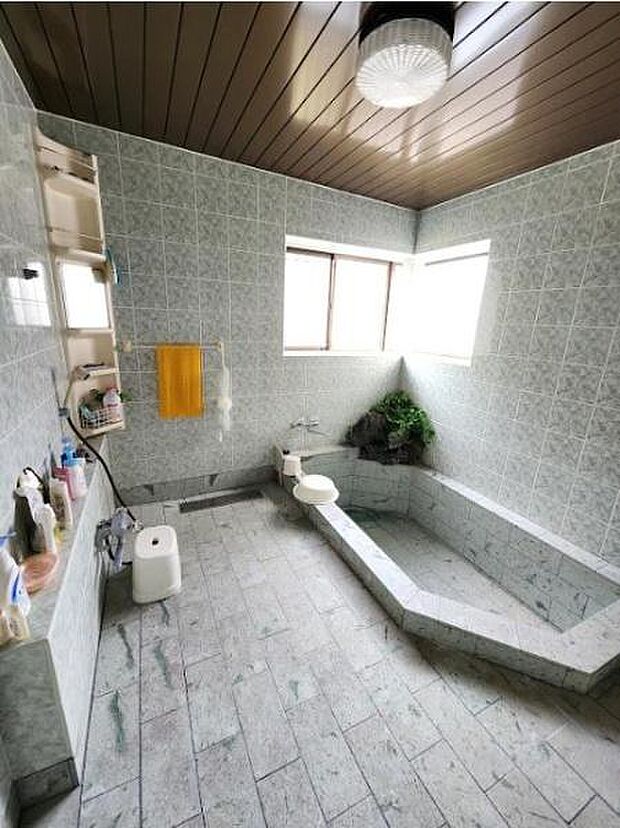 【浴室】開放感のあるゆったりとしたバスルームは明るく気持ちの良い空間です。