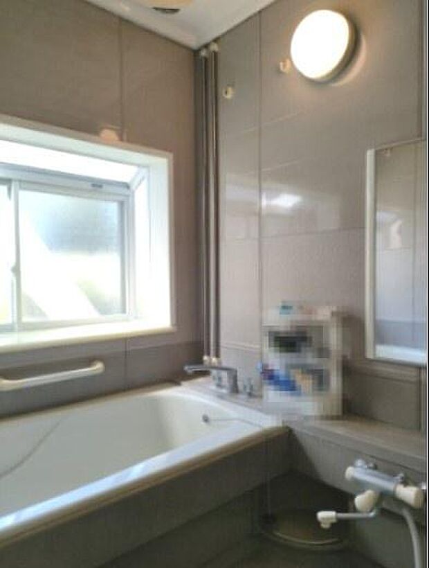 【浴室】開放感のあるゆったりとしたバスルームは明るく気持ちの良い空間です。