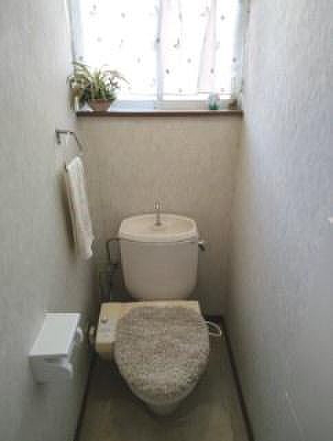 【トイレ】窓付きなので換気もしやすく、明るい空間です。