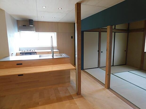 【キッチン】デザイン性と機能性を兼ね備えたキッチンです。リビングスペースとの一体感が生まれ、広々空間を演出してくれます。