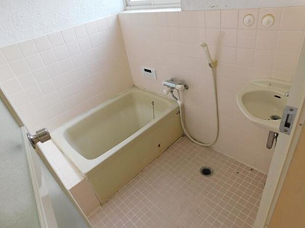 【浴室】窓のあるバスルームは明るく気持ちの良い空間です。