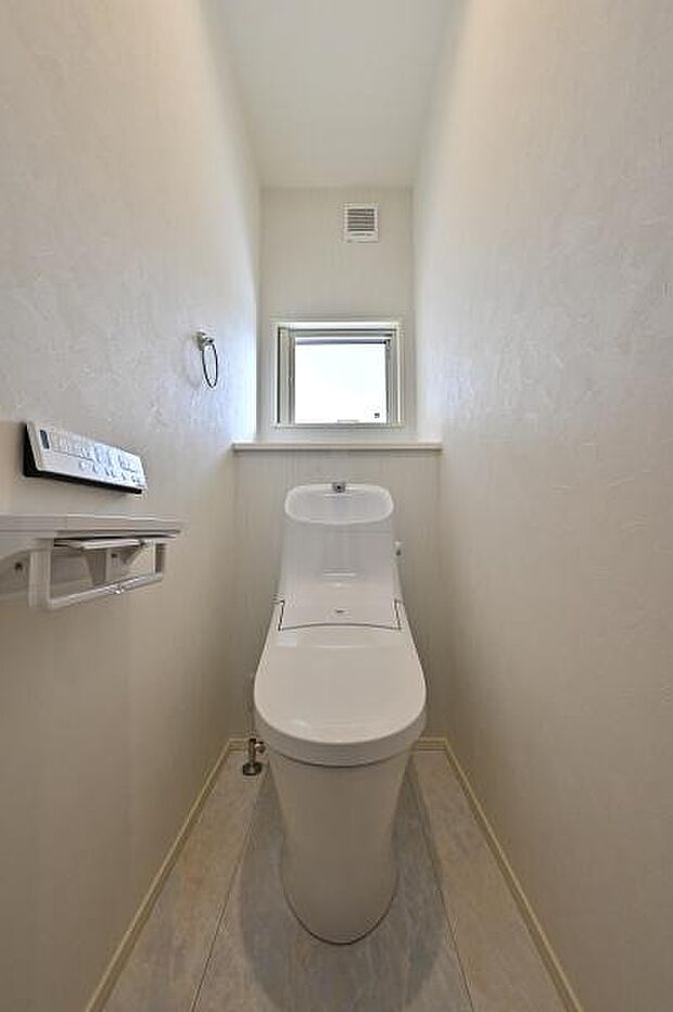 【トイレ】白を基調としたシンプルながらも落ち着いた空間。