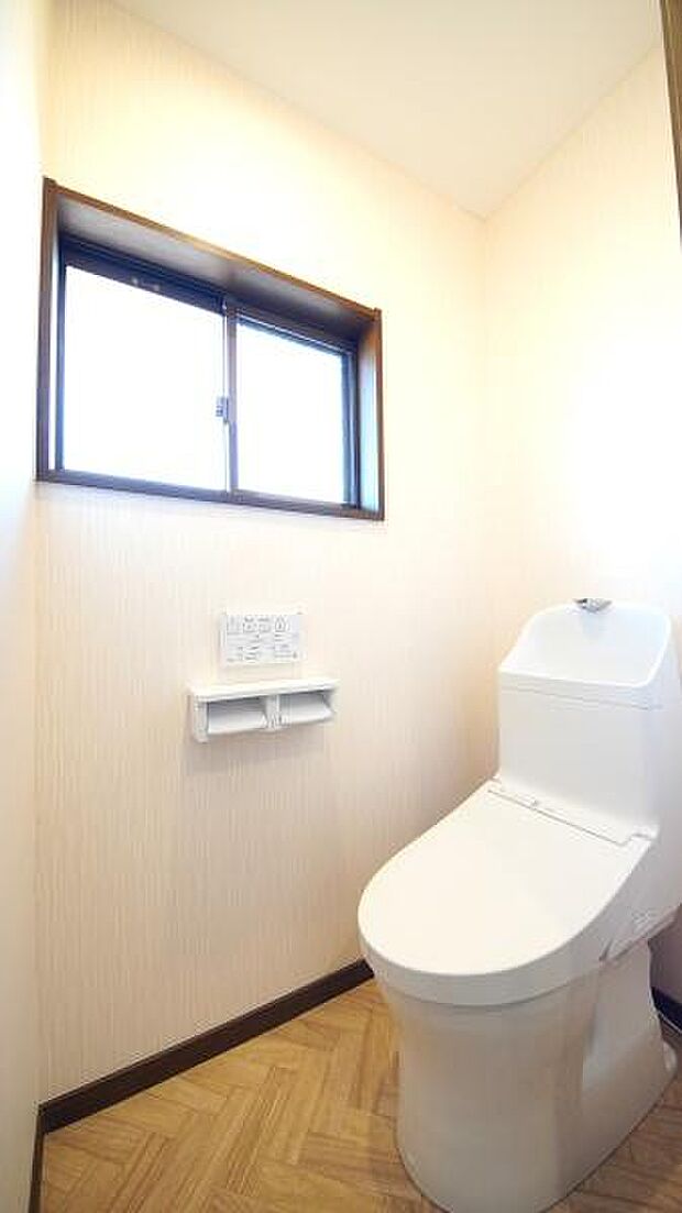 トイレは、タンク一体型でお手入れが簡単です。温水洗浄便座で快適に過ごせます。