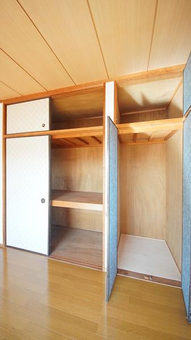 洋室のクローゼットは上部も利用可能で、空間を最大限に活用できます。洋服や小物などを整理整頓し、スッキリとした部屋を実現。