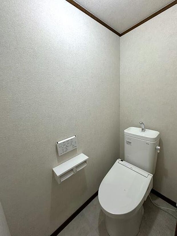 トイレはスタイリッシュなフォルムでお手入れも簡単。毎日使用するところだからこそ、清潔で快適な空間をお届けします。
