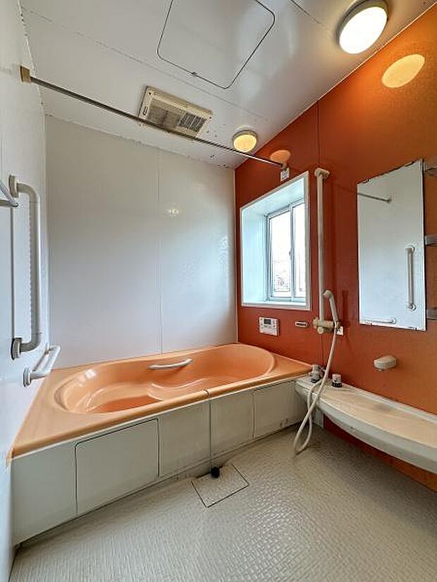 窓付きのバスルームは日当たり良好で、空気の入れ替えも簡単にでき、清潔さを保ちやすいです！浴室暖房や追い炊き機能も完備しており、寒い季節も快適に過ごせます♪