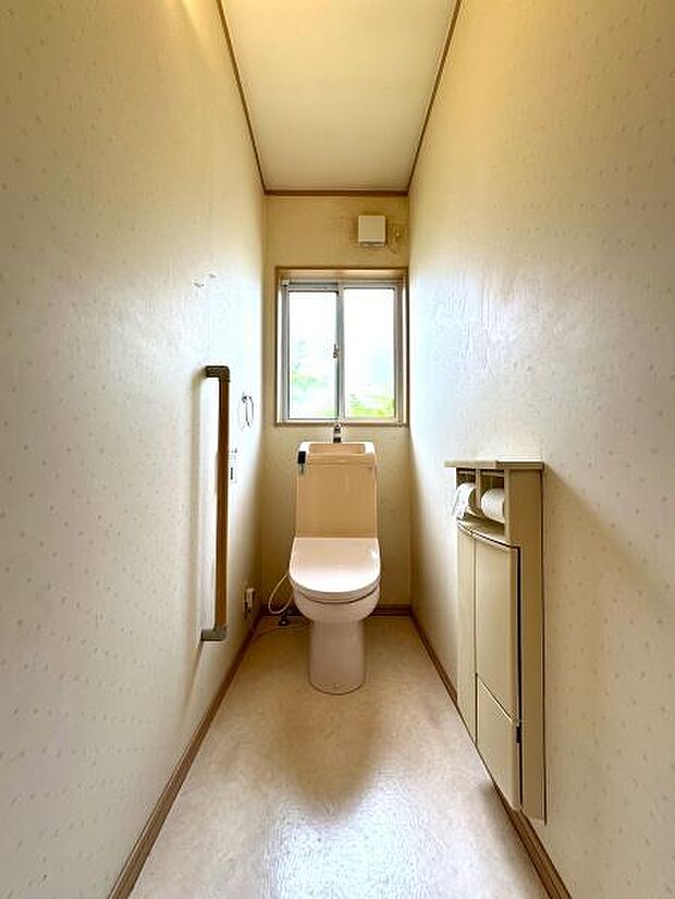 トイレはスタイリッシュなデザインで、お手入れもラクラクです。毎日使う場所だからこそ、清潔で心地よい空間が大切。見た目も機能も兼ね備えていて、毎日の生活をもっと快適にします！