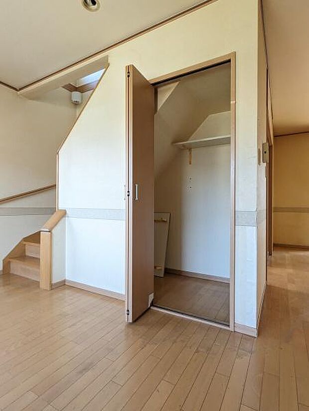 空間を有効活用した階段下収納付き！お掃除用具や日用品などの収納に便利です。