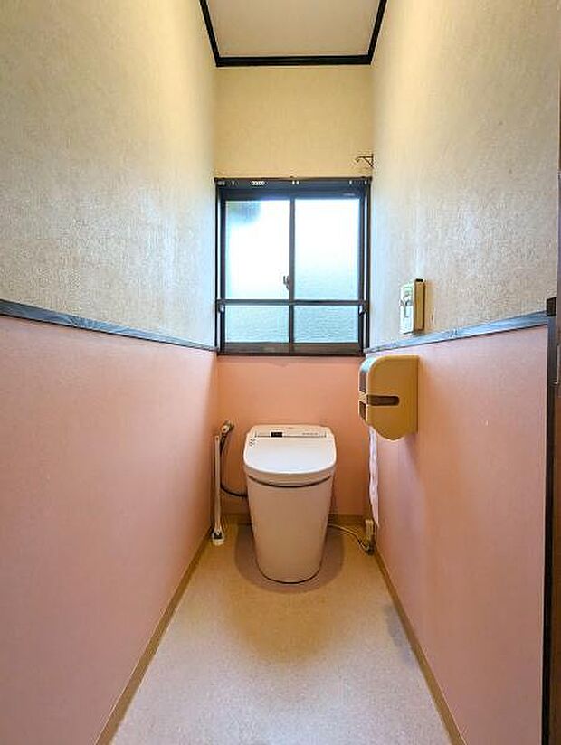 トイレはスタイリッシュなデザインで、お手入れもラクラクです。毎日使う場所だからこそ、清潔で心地よい空間が大切。見た目も機能も兼ね備えていて、毎日の生活をもっと快適にします！