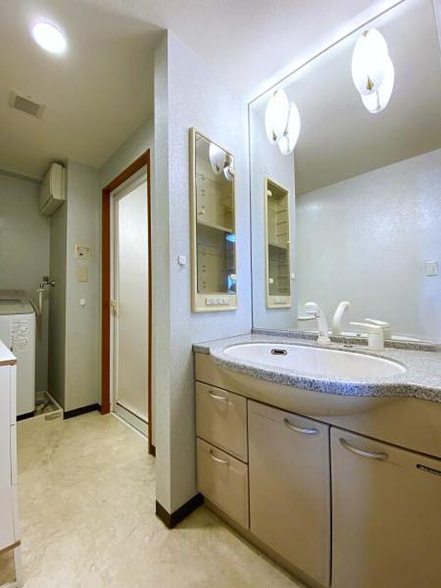 広い洗面室で効率的に収納スペースを作れます！身の回りのものをすっきり整えて使いやすい空間に♪自分のスタイルに合わせて収納を配置し、毎日の生活を快適にサポートします。こんな洗面室で朝の支度もスムーズに！