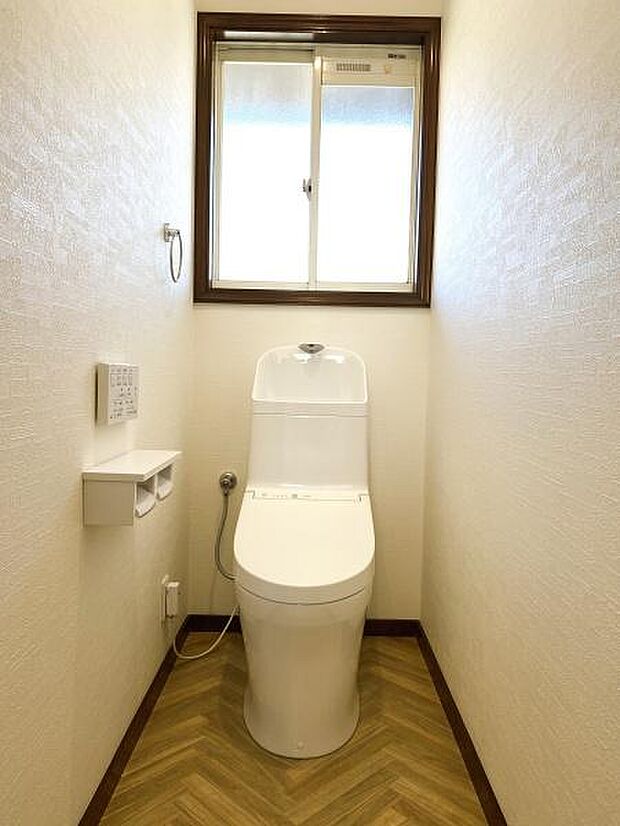 2階のトイレです。窓があるため、明るく換気もしやすいですね！