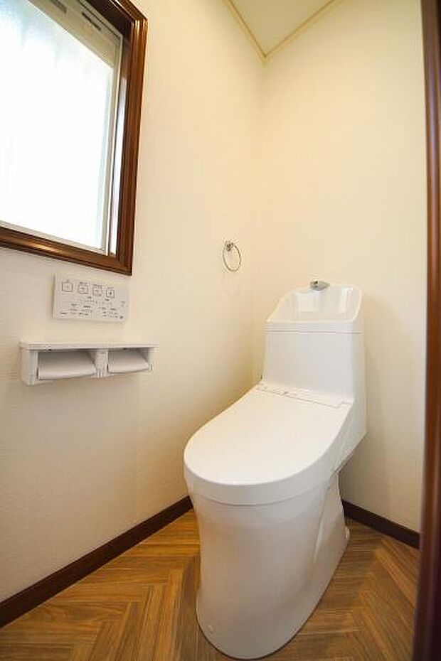 1階のトイレです。新しいウォシュレット付のトイレに交換しております！リモコンが便座ではなく壁についているタイプなので操作性もよく見た目もスッキリしております。