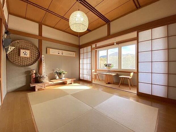 広縁のあるお洒落な琉球畳が敷かれた和室です(^^)/