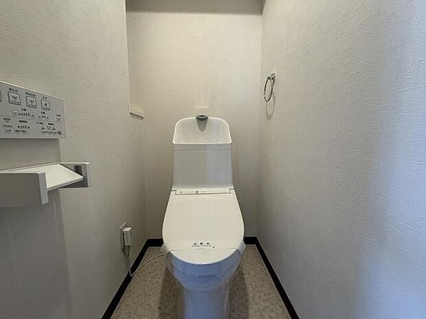 清潔な印象のトイレにリフォーム済みです。落ち着いた空間で安らぎのひとときをお過ごしいただけます。温水洗浄便座付で洗浄だけでなく、感染症を防止して健康を守ります。