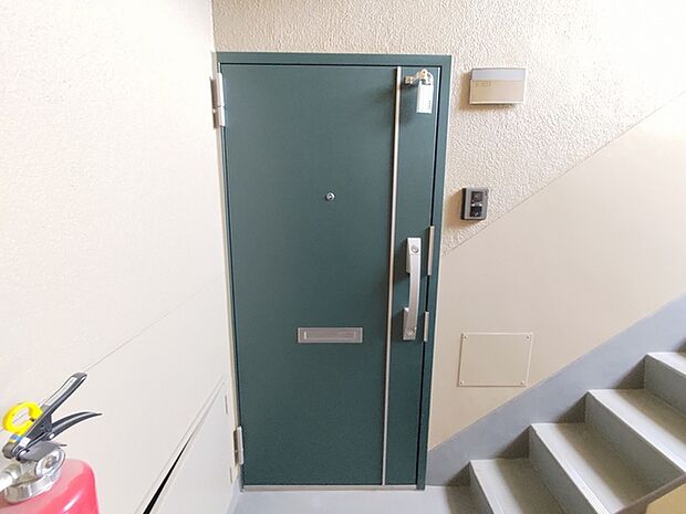 ダブルロックの玄関ドアは防犯性能高めのディンプルキー採用