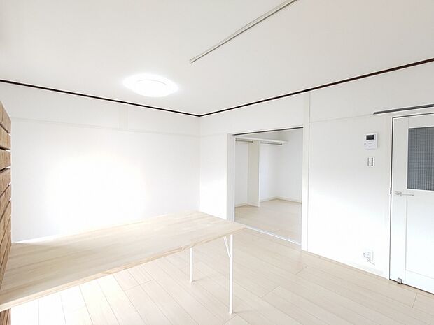 白基調の内装が陽の光を反射し、室内を明るくしてくれます。（ＬＤＫ 約12.0帖）