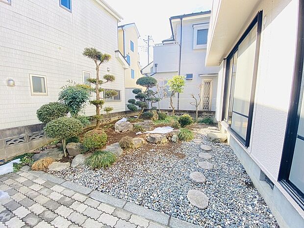 日本庭園のようなお庭は風情があります。