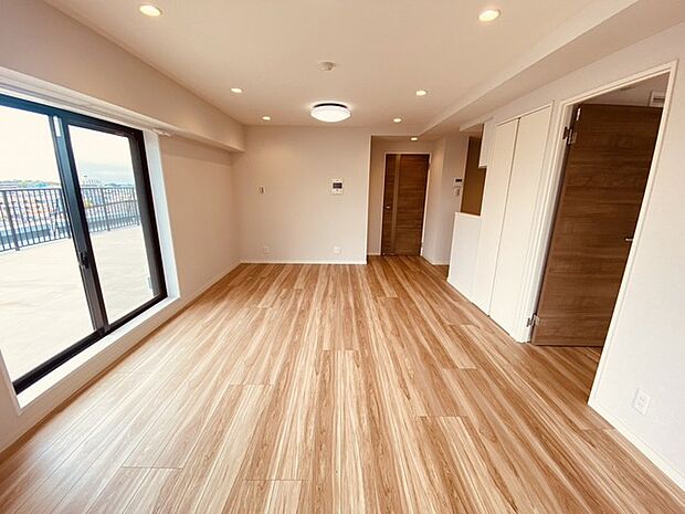 どんな家具にでも相性が良い清潔感ある白色調のクロスを採用。主張しすぎない配色、耐久性にも優れた床材は日々のメンテナンスも楽に、快適に過ごして頂けるよう考えられています。 