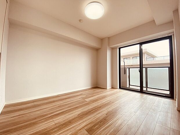 どんな家具にでも相性が良い清潔感ある白色調のクロスを採用。主張しすぎない配色、耐久性にも優れた床材は日々のメンテナンスも楽に、快適に過ごして頂けるよう考えられています。 