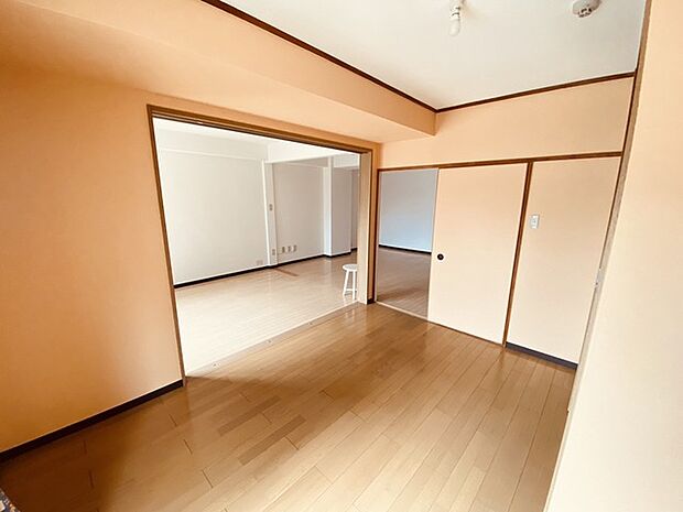 扉を開放するとLDKと洋室を一体利用できる空間！扉を閉めると独立した空間としても活用できます。 
