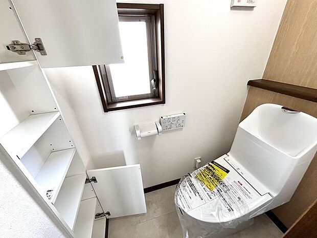 2階トイレ　ウォシュレット機能付きのトイレ。収納もあり実用性も兼ね備えた造り。 