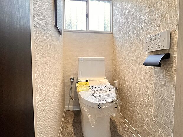 1.2階にそれでもトレイがございます。朝の混雑時に分散して利用できるほか、ゲスト用としても使い分けることもできます。ウォシュレット機能付きのトイレ。収納もあり実用性も兼ね備えた造り。  