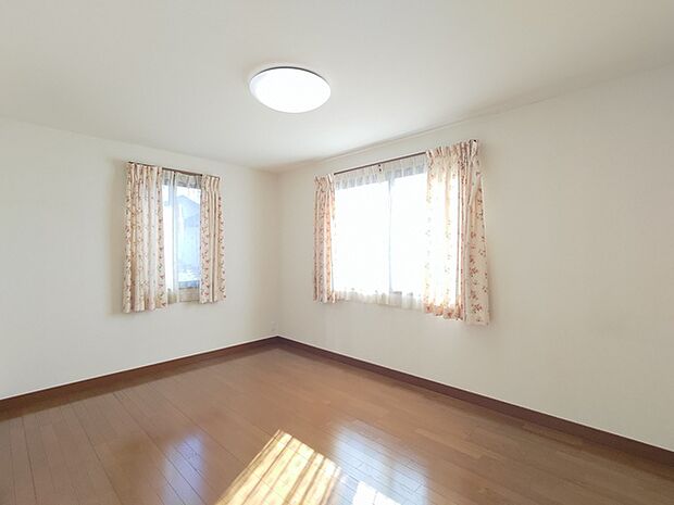2階の主寝室は約9.2帖。 2面採光で明るく風通しの良いお部屋です。
