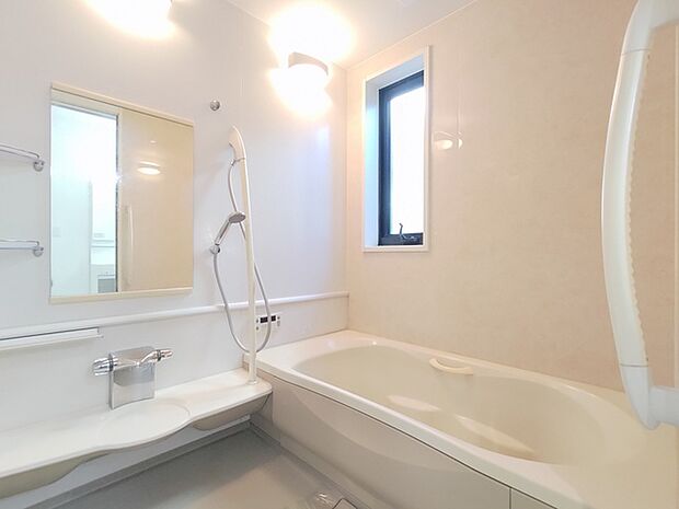 浴室は足を伸ばせる広々サイズ！ 換気窓もあり、掃除の際は便利です。