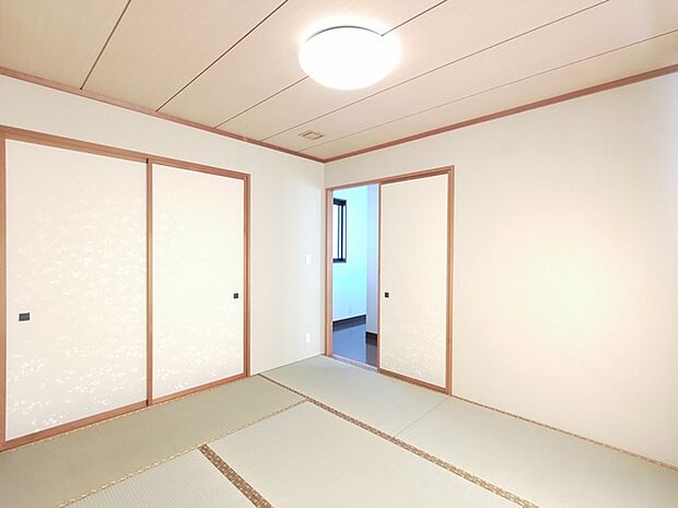 和室の畳は新たに表替え済み！ 壁紙も綺麗で変える必要はございません。