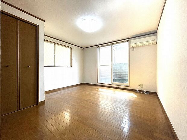 1Fの洋室は8帖の広さがあるので家具を置いてもゆとりがあります。 