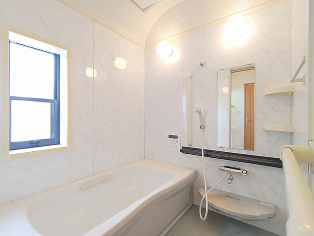 浴室はゆったりと足を伸ばせる1坪サイズ！ 清掃・換気に役立つ換気窓付き。
