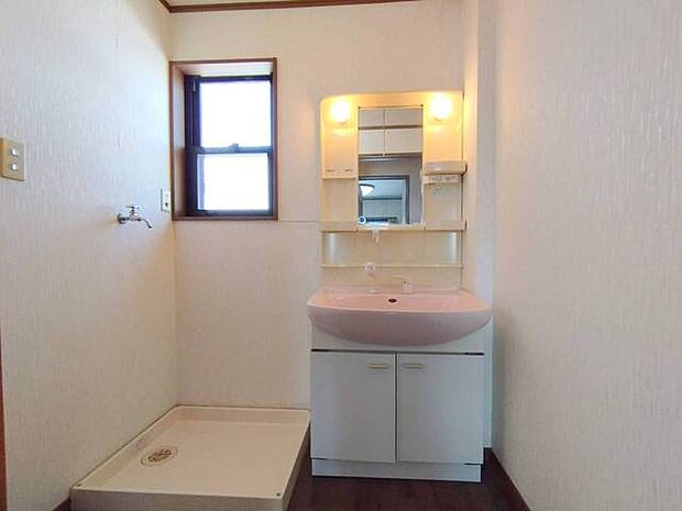 3階洗面室、ユニットバスと隣接した使いやすい空間設計。