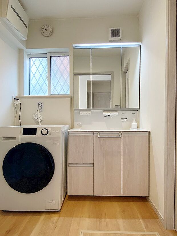 洗面脱衣室です。自動水栓機能のある洗面台が備わります。