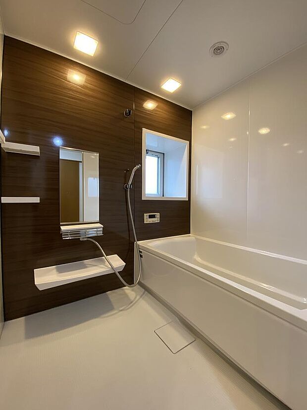 【浴室】新調されたバスルームには、マンションには珍しい窓付きですので空気の入替えもしやすく１年中快適なバスタイム過ごせます。湿気がこもらずカビ予防にも◎明るいバスルームで１日の疲れも癒されますね。