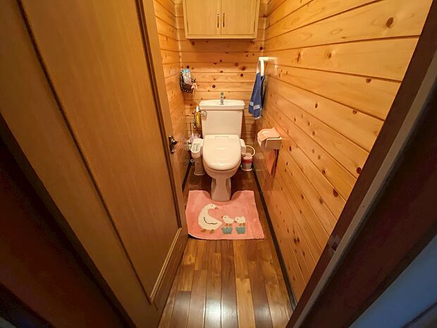 木目の温かなトイレ。温水洗浄便座です