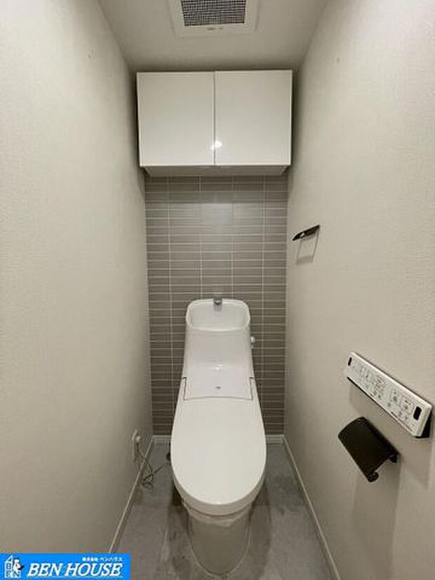 ・シャワー洗浄機能付のトイレは、清潔感が印象的な空間ですね。・リモコンは壁掛けタイプで、お手入れもしやすいですね。・いつでも現地へのご案内可能です